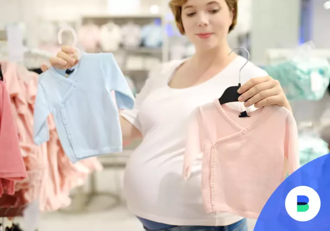 Kismama a babváró hitel elbírálása alatt baba ruhákat vásárol
