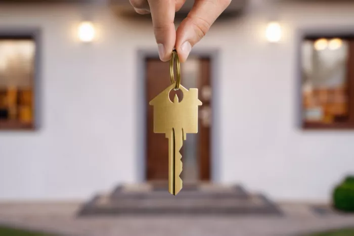 Egy új lakás kulcsát fogja a tulajdonos a kezében
