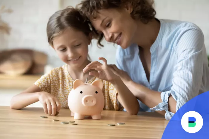Anyuka gyerekével a magnet apránknt megtakarítási programhoz gyűjtik a pénzt a malacperselyben