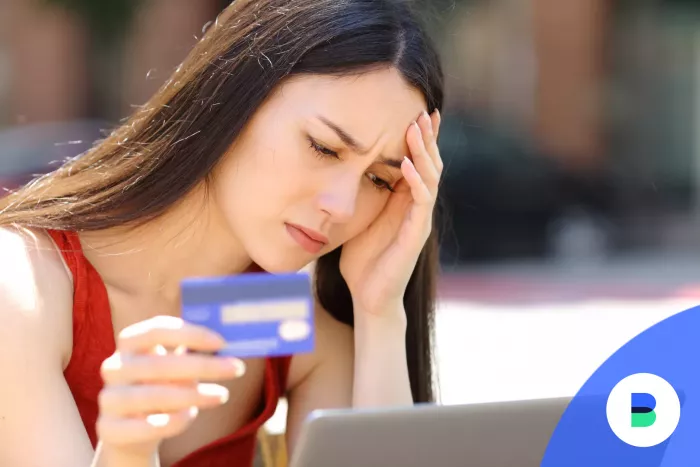 Lány a bankkártyájával szeretne fizetni netes vásárlás közben