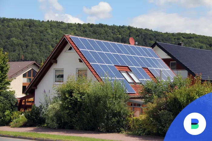 Családi ház tetején napelemek amik OTP zöld hitelből lettek kifizetve