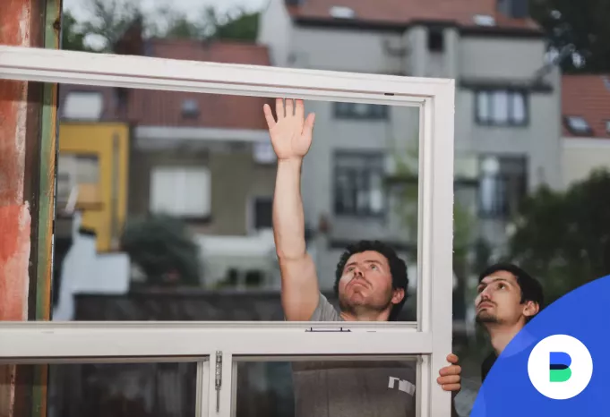 Szakemberek lemérik az ablak méretét lakásfelújításkor
