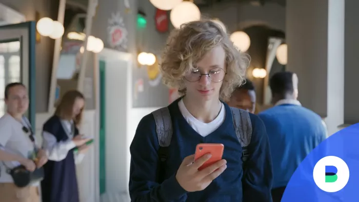 Diák fiú ismerkedik a mobilján a Simple applikációval